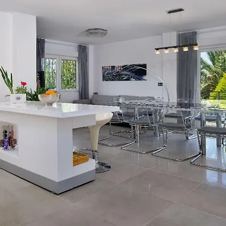 Villa New. Luxury C&c. Jardin, Piscina Y Barbacoa *